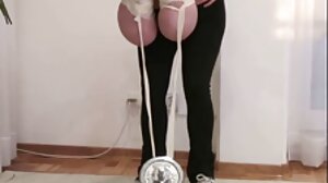 Видео за облизване на крака с възбудената Роми Инди от 21 Sextury порно секс български